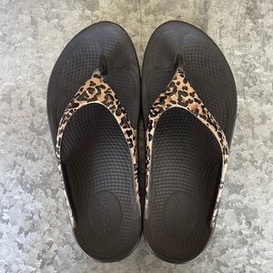 Oofos comfort sandals size W8 leopard